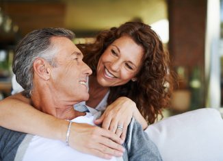 mujer abraza a hombre